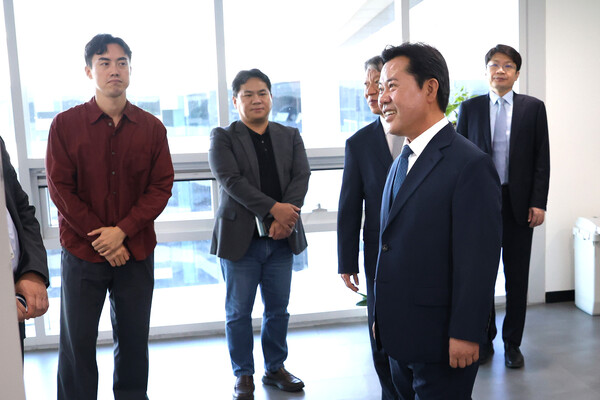 박정현 신임 대통령 직속 지방시대위원회 위원장이 7일 공식 출근길에서 직원들과 인사를 나누고 있다. /지방시대위원회