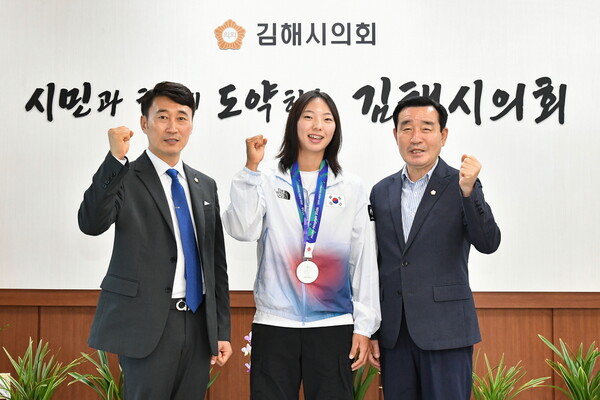 지난 3일 조종현 김해시의장(맨 오른쪽)이 나고야 아시안게임 카누 스프린트 은메달리스트 선민주 선수(가운데)와 최민규 선수를 초청해 치하한 뒤 기념촬영을 하고 있다. /김해시의회