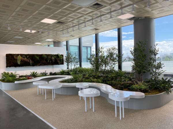 부산의 관문인 김해국제공항 내 실내 휴식 공간이 정부 평가에서 우수한 성적을 거두며 도심 속 녹색 정원 조성의 모범 사례로 인정받았다. 사진은 김해국제공항 국내선 2층 A구역. /부산시청