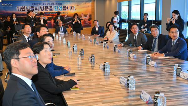 지난 8일 경남 사천 캔코아에어로스페이스에서 국회 과학기술정보방송통신위원회 위원들이 참석해 기업애로사항 등을 청취하고 있다. /경남도
