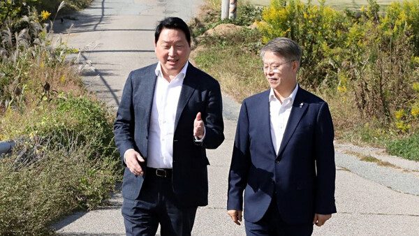 최태원 SK그룹 회장(왼쪽)이 9일 광주 탄약고 부지에서 민형배 전남광주통합특별시장(오른쪽)과 반도체 팹 구축 방안에 대해 이야기를 나누고 있다. /SK하이닉스