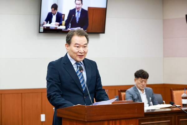 지난 13일 이성기 김해시복지재단 대표이사 임용후보자가 인사청문회에서 답변하고 있다. /김해시의회