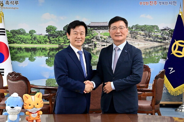 지난 13일 조규일 진주시장과 이현빈 한국남동발전 사장이 시청 시장실에서 만나 인사하고 잇다. /진주시