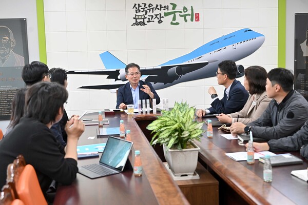 군위 골든볼사과 화장품 시연회에서 김진열군수가 관계자들과 환담을 나누고 있다. 사진=군위군청(포인트경제)