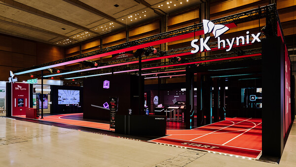 서울 삼성동 코엑스에서 열린 ‘반도체대전(SEDEX) 2026’의 SK하이닉스 부스 전경. SK하이닉스는 ‘멈추지 않고 나아가는 AI 여정’을 주제로 전시관을 꾸렸다. /SK하이닉스