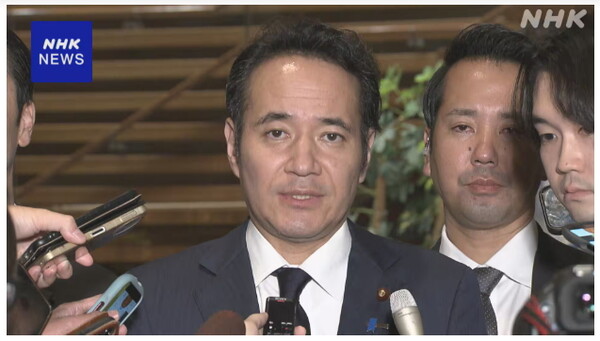야나 가즈오 일본 농림수산상이 사퇴와 관련해 취재진의 질문에 답하고 있다. /NHK 보도 화면 갈무리