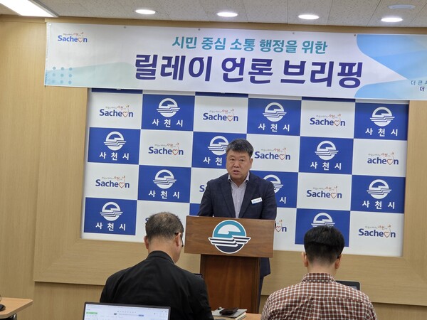 지난 16일 사천시청 브리핑룸에서 박주봉 복지환경국장이 브리핑을 하고 있다. /사천시