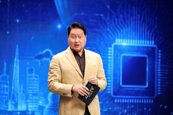 최태원 SK그룹 회장이 EBS ‘위대한 수업, 그레이트 마인즈’에서 청년들을 대상으로 강연하고 있다. /EBS