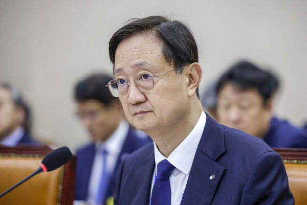 이찬진 금융감독원장이 19일 서울 여의도 국회에서 열린 정무위원회의 금융감독원 등에 대한 국정감사에서 질문에 듣고 있다. /뉴시스