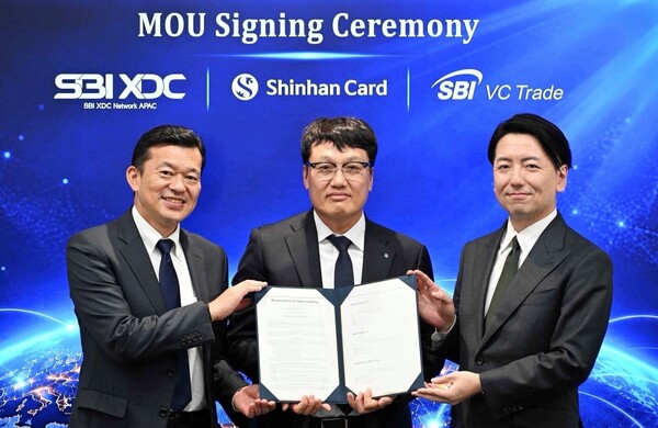 신한카드는 지난 20일 일본 도쿄 SBI 그룹 본사에서 'SBI VC Trade', 'SBI XDC Network APAC'와 글로벌 결제 생태계 확장을 위한 업무 협약식을 진행했다고 21일 밝혔다. 협약식에 참석한 (사진 왼쪽부터) 요시다 타다시 SBI XDC Network APAC 최고운영책임자(COO), 박창훈 신한카드 사장, 콘도 토모히코 SBI VC Trade 대표가 업무협약을 체결하고 기념사진을 촬영하고 있다. /신한카드