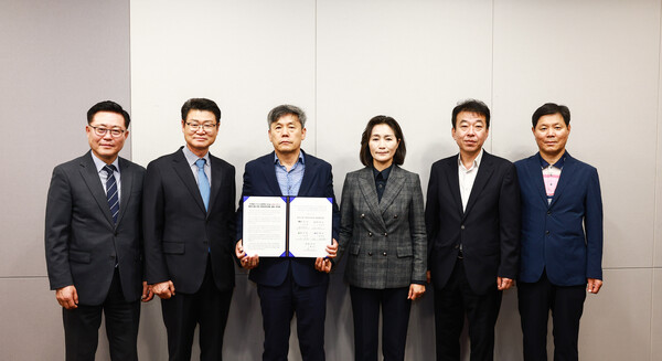 원전소재 지자체 행정협의회가 지난 20일 세종특별자치시를 찾아 김현권 고준위방사성폐기물관리위원회 위원장을 면담하고 공동 건의문을 제출한 후 기념촬영을 하고 있다. 사진 왼쪽부터 박근식 영광군 부군수, 황이주 울진군수, 김현권 고준위방사성폐기물 관리위원회 위원장, 우성빈 기장군수, 최혁준 경주시 부시장. /기장군청