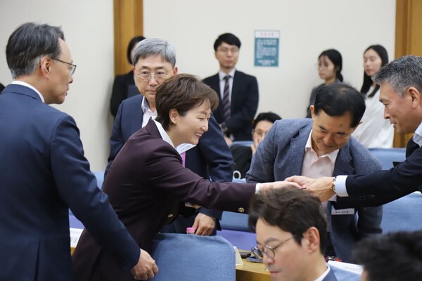 더불어민주당 이언주 국회의원이 21일 오후 국회의원회관 제1소회의실에서 열린 'AI·로봇 산업 생태계 전략 국회포럼' 행사에서 내빈들과 인사하고 있다. /이언주 의원실 