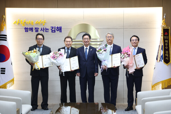 지난 19일 정영두 김해시장이 신임 공공기관장들에게 임명장을 수여한 뒤 기념촬영을 하고 있다. /김해시