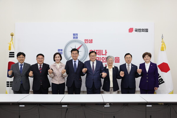 지난 19일 권순기 경남도교육감(왼쪽 두번째)을 비롯한 대한민국교육감협의회 회원들이 국회를 방문해 정점식 국민의힘 원내대표(오른쪽 네번째) 등과 간담회를 갖은 뒤 기념촬영을 하고 있다. /경남도교육청