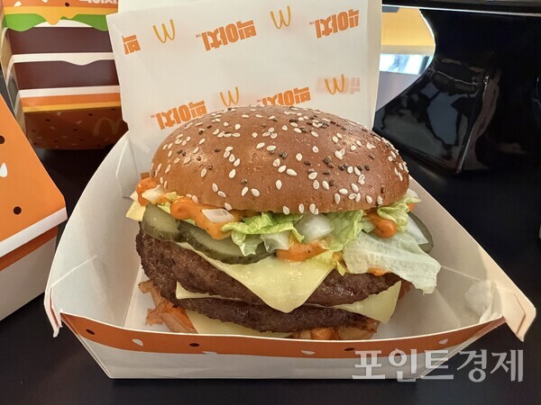치아씨드 참깨 번에 113g 순쇠고기 패티 2장과 화이트 체다 치즈 3장을 넣어 풍성한 구성을 갖춘 빅아치버거. /ⓒ포인트경제