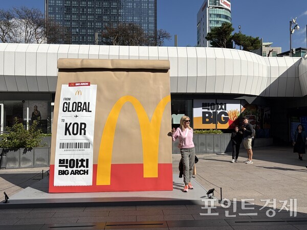 맥도날드 코엑스점 앞에 설치된 빅아치버거 조형물에서 외국인 관광객이 기념촬영을 하고 있다. /한국맥도날드