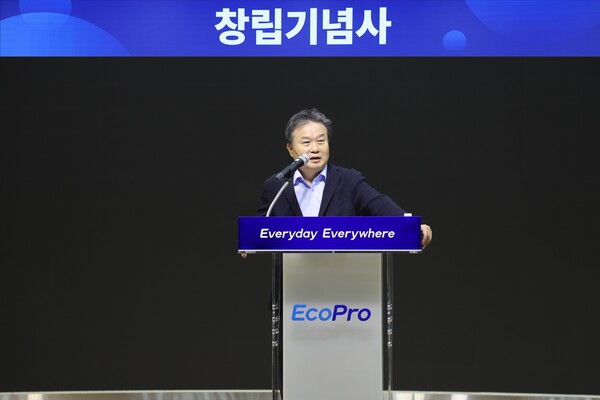 이동채 에코프로 창업주가 창립 28주년 기념식에서 기념사를 하고 있다. /에코프로