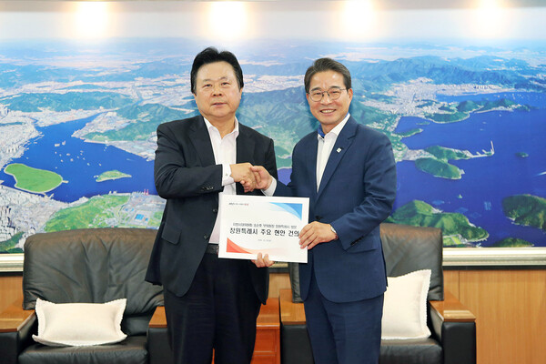 지난 23일 강기윤 창원시장(왼쪽)과 송순호 대통령 직속 지방시대위원회 부위원장이 시청 접견실에서 만나 인사하고 있다. /창원시