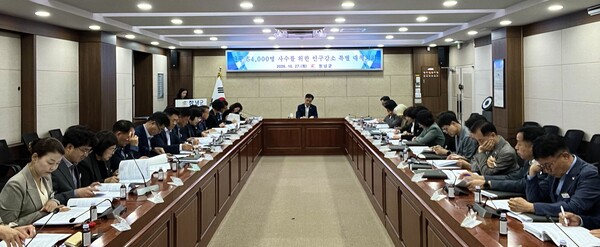 지난 27일 창녕군청에서 이도완 부군수 주재로 '인구 5만 4000명 사수를 위한 인구감소 특별대책회의'가 열리고 있다. /창녕군