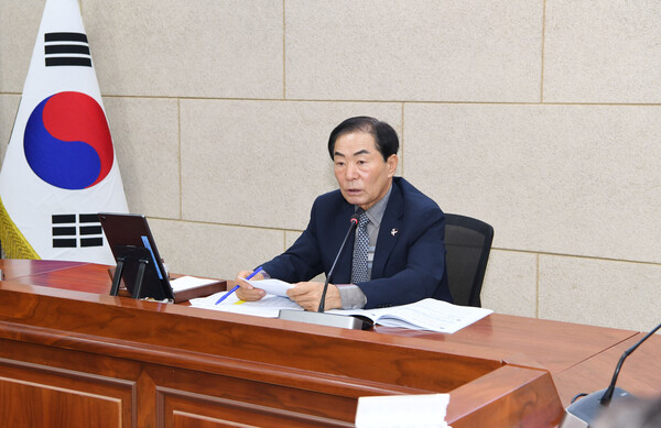 성낙인 창녕군수가 지난 26일 군청 회의실에서 열린 '2026년 하반기 지방재정 적극집행 추진상황 보고회'에서 발언하고 있다. /창녕군