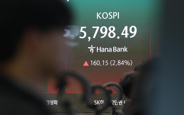 28일 오전 서울 중구 하나은행 딜링룸에서 딜러들이 업무를 보고 있다. 코스닥 지수는 전 거래일보다 13.07포인트(1.76%) 상승한 756.90에 거래를 시작했다. /뉴시스