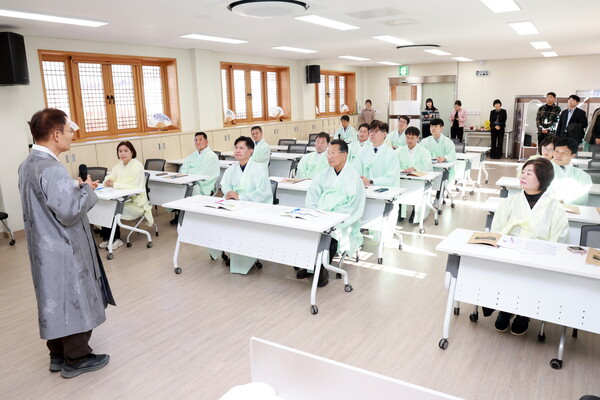 28일 밀양시의회 의원들이 부북면 선비문화체험관에서 '선비문화'를 체험하고 있다. /밀양시의회