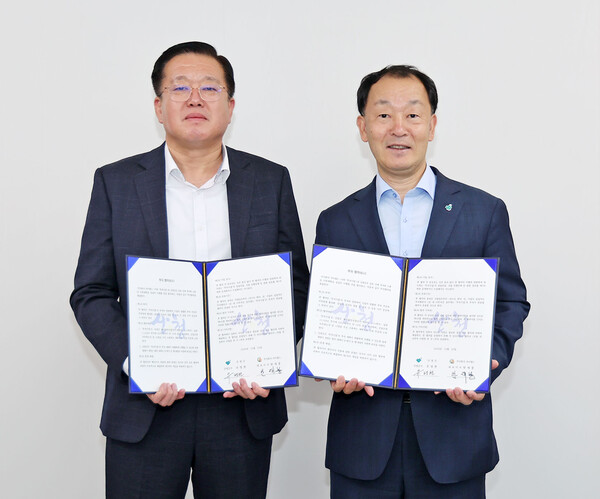 28일 유명현 산청군수와 한재봉 (주)카이랩스 대표이사가 투자협약을 체결한 뒤 기념촬영을 하고 있다. /산청군