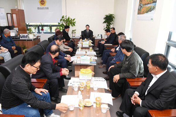 지난 26일 경남도의회 농해양수산위원회 이경재 위원장실에서 도내 주요 농업인단체 대표 간담회가 열리고 있다. /경남도의회