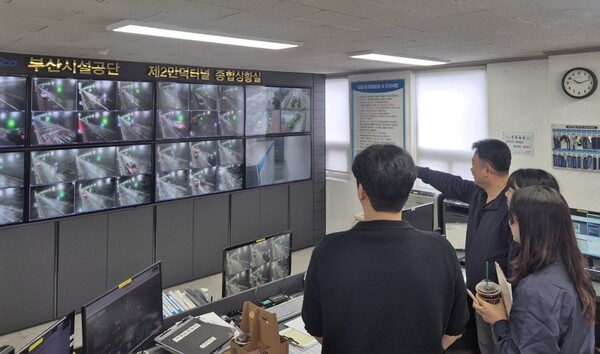 ​부산시설공단이 신규 입사자의 안정적인 정착과 직대 간 소통 촉진을 위해 멘토링 프로그램의 전면적 확대 개편에 나선다. 사진은 제2만덕터널 종합상황실 멘토가 멘티에게 업무 설명을 하고 있는 모습. /​부산시설공단
