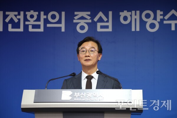부산시가 23년간 부산의 생활폐기물을 처리해 온 강서구 명지자원에너지센터(명지소각장)의 폐쇄를 공식화한 가운데 전재수 시장이 30일 오후 시청 브리핑룸에서 관련 내용을 발표하고 있다. (사진=윤선영) ⓒ포인트경제