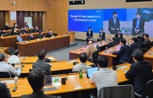 31일 경기도 용인 삼성인력개발원에서 삼성 사장단과 샘 올트먼(Sam Altman) OpenAI CEO가 간담회를 하고 있다. /삼성전자