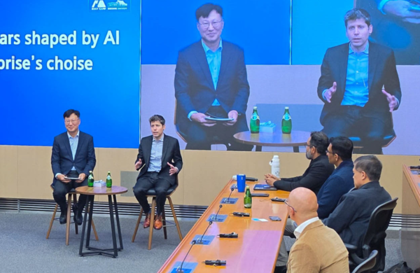 31일 경기도 용인 삼성인력개발원에서 삼성 사장단과 샘 올트먼(Sam Altman) OpenAI CEO가 간담회를 하고 있다. /삼성전자
